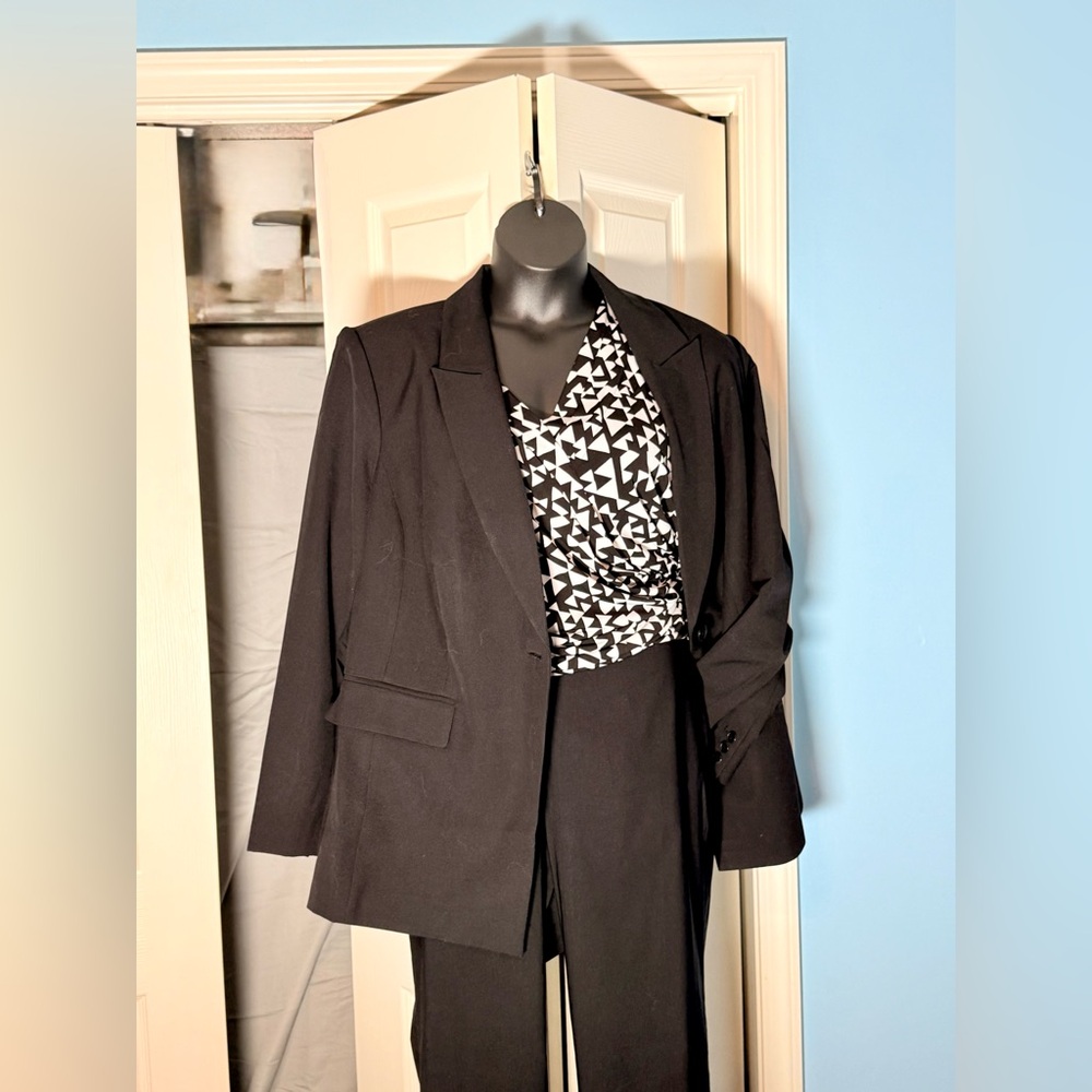 ✨ Classic Chic Blazer – NWT ✨ - Picture 3 of 10